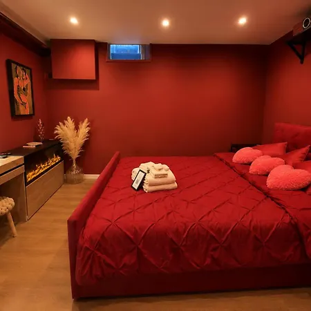 Champs-elysees Loveroom & Διαμέρισμα *